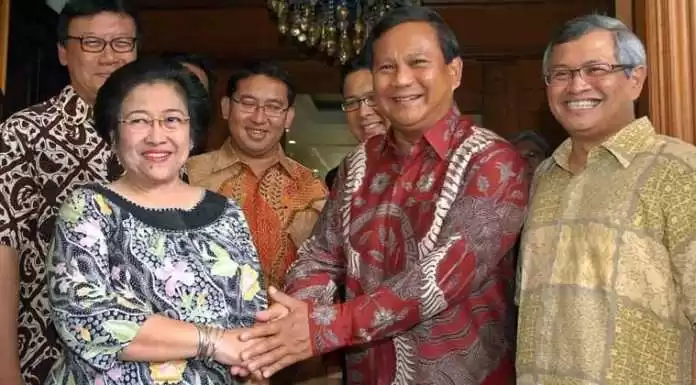 Prabowo dan Megawati bersalaman. (Foto Harian Nasional)