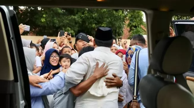 Prabowo Salat Jumat Kok Ribut?