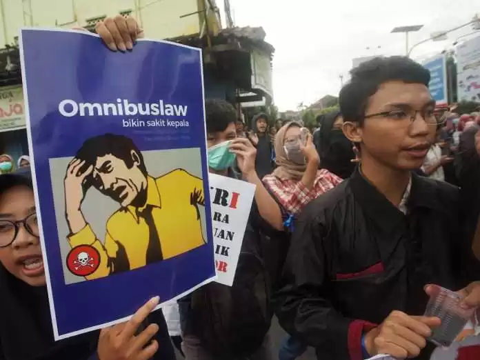 Buzzer Omnibus Law Bertebaran