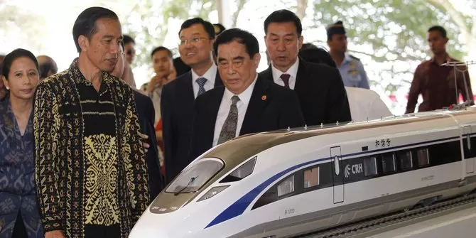 Presiden Jokowi dinilai mengalami dilema ketika memilih Tiongkok untuk menggarap proyek Kereta Api Cepat Jakarta-Bandung
