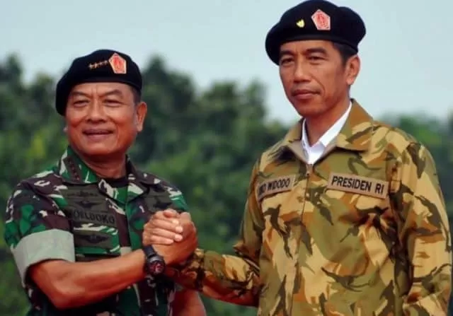 Presiden Jokowi bersama dengan Kepala Staf Kepresidenan Moeldoko