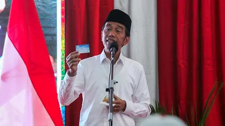 Presiden Joko Widodo saat menunjukkan Kartu Prakerja.