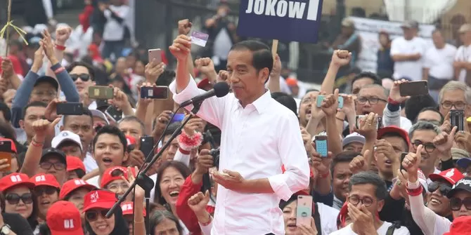 Presiden Jokowi saat menunjukkan Kartu Prakerja sebagai jurus andalannya mengentaskan pengangguran.