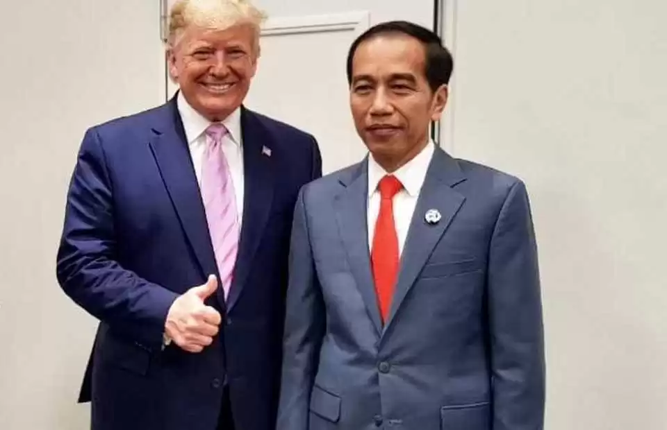 Presiden Joko Widodo saat bercengkrama dengan Presiden Amerika Serikat Donald Trump di sela-sela KTT G20 Osaka 2019 silam.