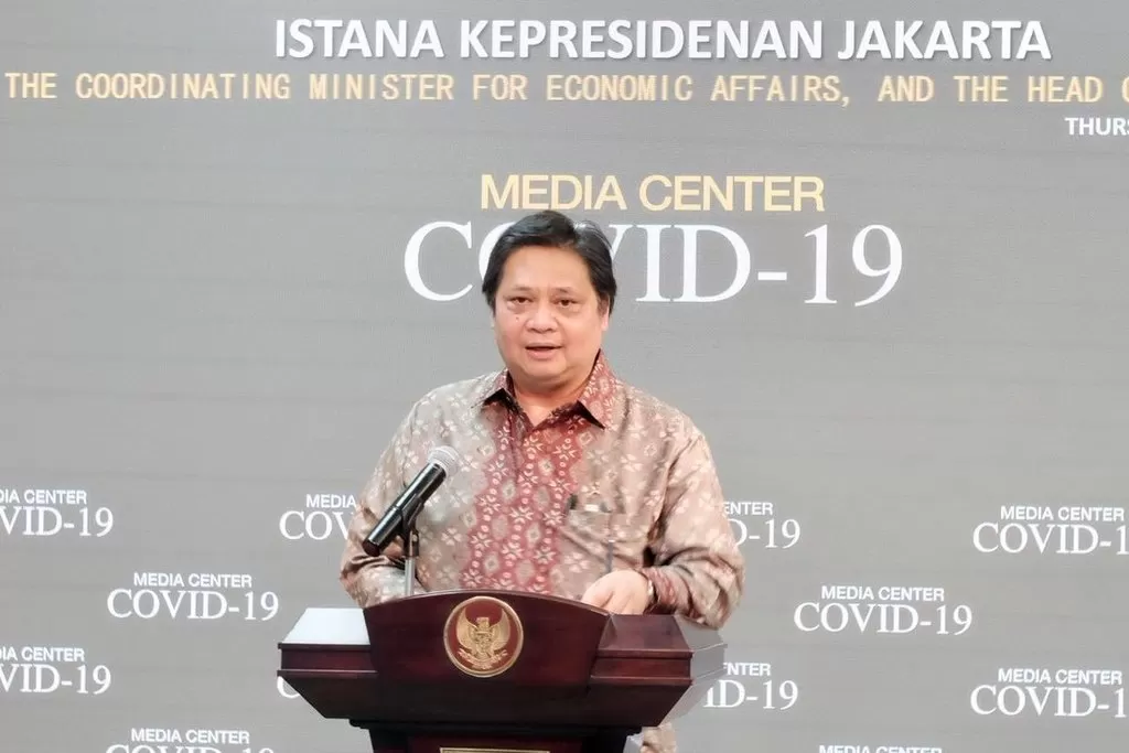 Menteri Koordinator Bidang Perekonomian, Airlangga Hartarto saat melakukan konferensi pers di depan media internasional tentang strategi perekonomian Indonesia menghadapi pandemi Covid-19.