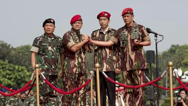 Presiden Jokowi bersama dengan KSP Moeldoko, mantan Panglima TNI Gatot Nurmantyo, dan Kepala BNPB Doni Monardo