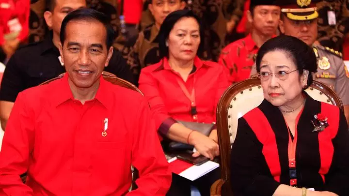 Presiden Jokowi bersama dengan Ketua Umum PDIP Megawati Soekarnoputri
