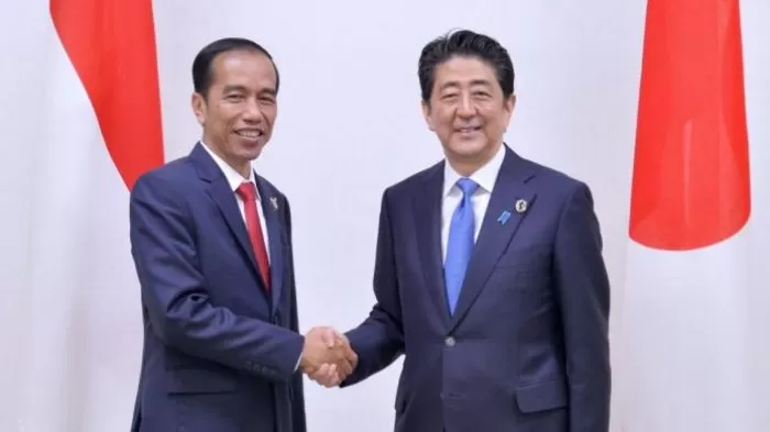 Presiden Jokowi bersama dengan Perdana Menteri Jepang Shinzo Abe