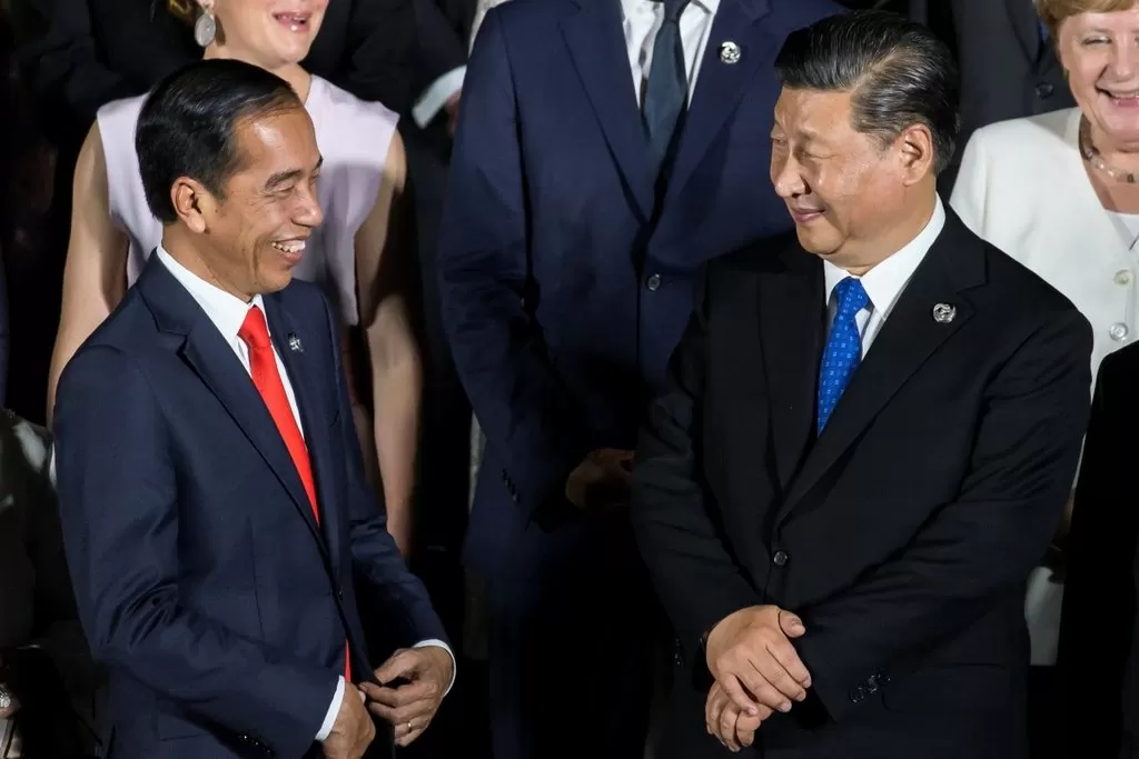 Presiden Republik Indonesia, Joko Widodo saat bercengkrama dengan Presiden Tiongkok, Xi Jinping.