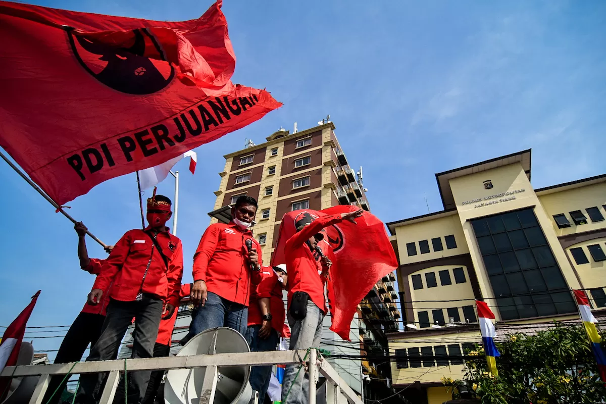 Menguak Strategi PDIP di Pembakaran Bendera