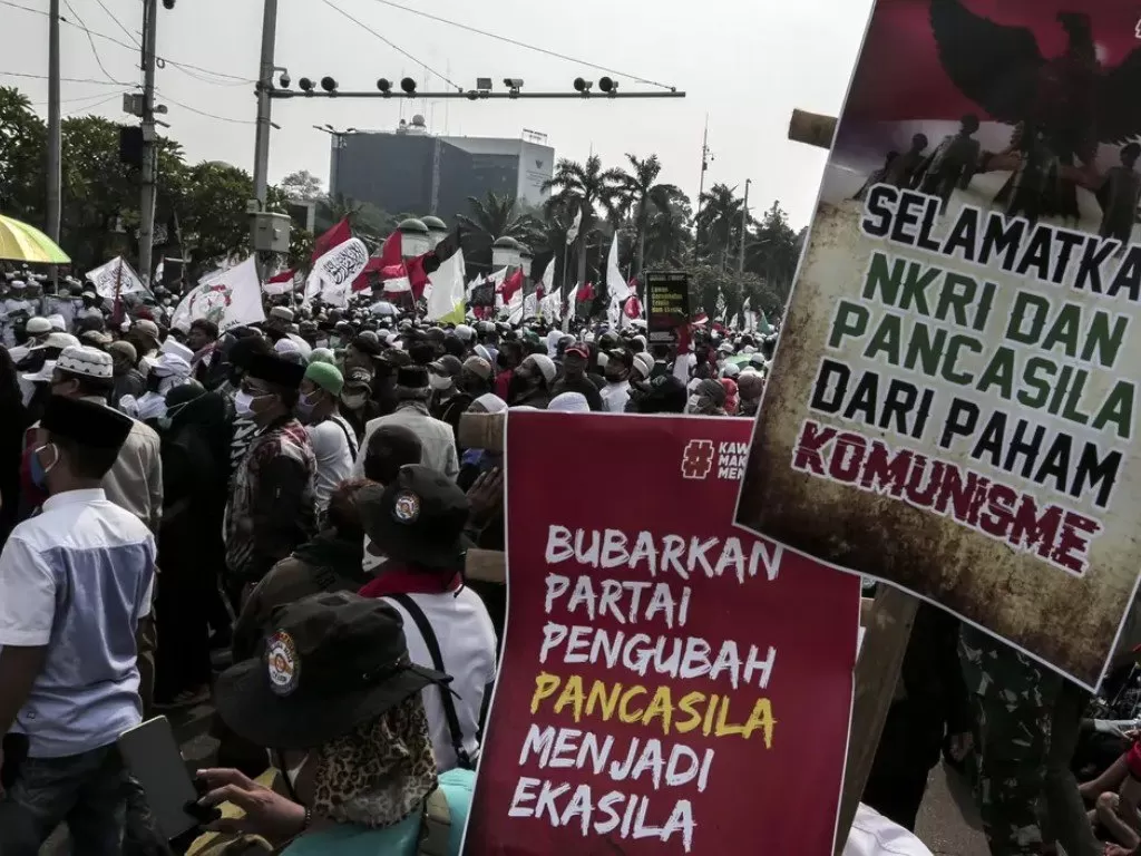 Unjuk rasa penolakan Rancangan Undang-Undang Haluan Ideologi Pancasila (RUU HIP) di depan gedung DPR/MPR Jakarta.