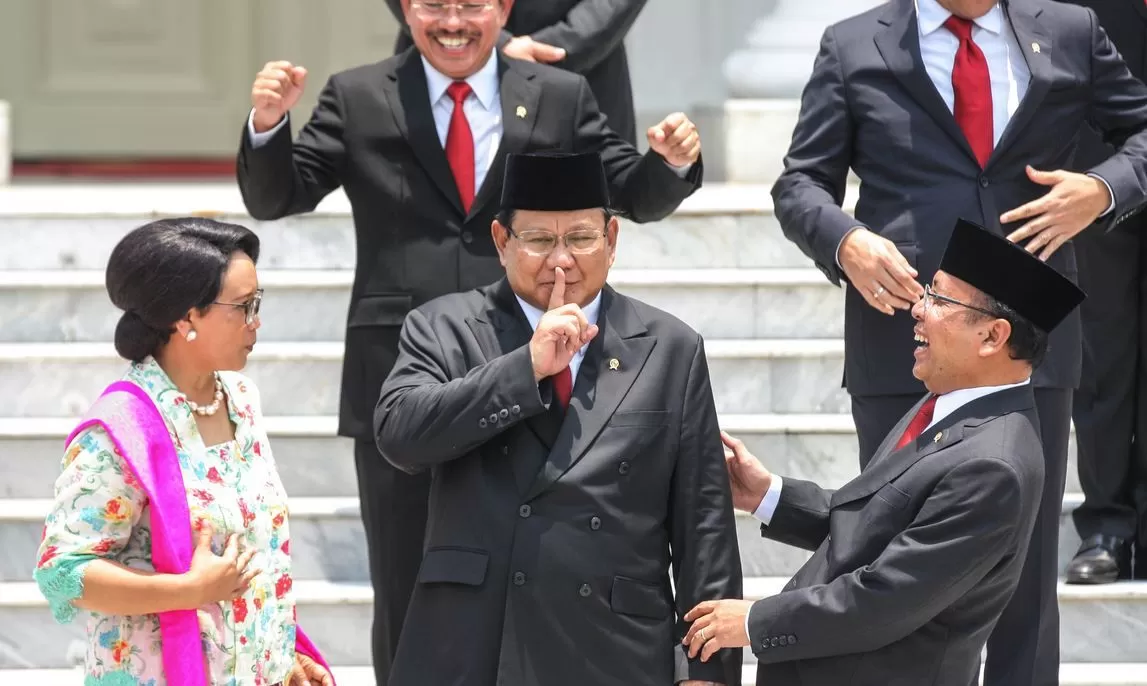 Menteri Pertahanan yang juga Ketua Umum Partai Gerindra, Prabowo Subianto ditengah-tengah menteri lain selepas pelantikan Kabinet Indonesia Maju Oktober 2019 silam.