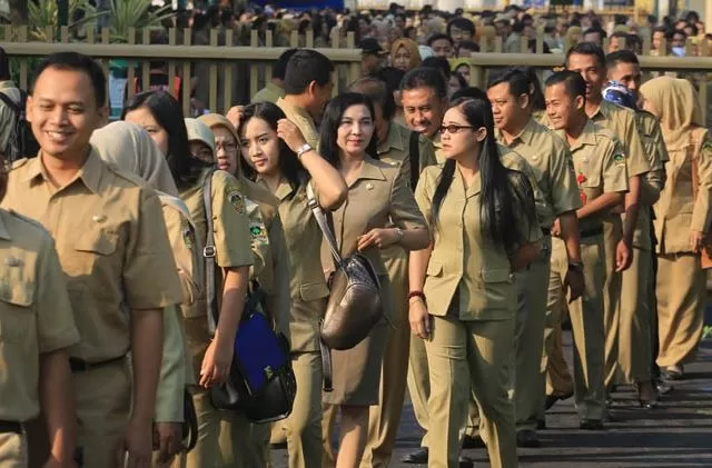 Gaji ke-13, Politik Kontrol Jokowi?