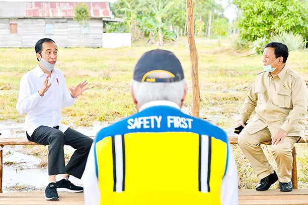 Presiden Joko Widodo bersama dengan Menteri Pertahanan Prabowo Subianto
