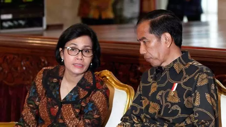 Presiden Joko Widodo bersama dengan Menteri Keuangan Sri Mulyani