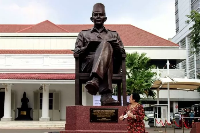 Ketua Umum (Ketum) PDIP Megawati Soekarnoputri menghadiri peresmian patung ayahnya, Soekarno (Bung Karno), yang berdiri di lingkungan Lembaga Ketahanan Nasional (Lemhanas) di Jakarta. (Foto: Media Indonesia)