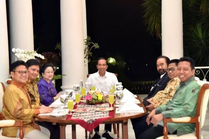 Presiden Joko Widodo (Jokowi) (tengah) menikmati hidangan makan malam dengan pemimpin-pemimpin partai politik (parpol) koalisi Jokowi-Ma’ruf Amin pada Juli 2018. (Foto: Koran Tempo)
