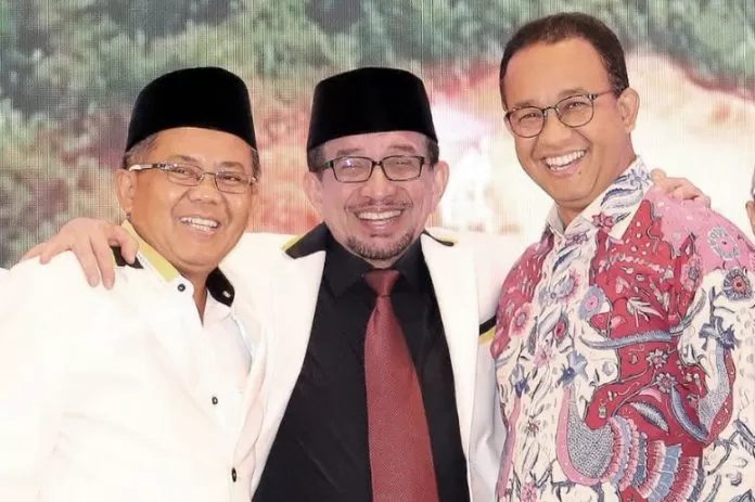 Gubernur DKI Jakarta Anies Baswedan (kanan) berpose bersama Ketua Majelis Syuro PKS Salim Segaf Al-Jufri (tengah). (Foto: Istimewa)