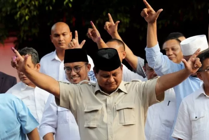 Prabowo Subianto (tengah) menyapa para pendukungnya setelah memilih di tempat pemungutan suara (TPS) pada Pemilihan Presiden (Pilpres) 2019 yang dilaksanakan pada 17 April 2019 lalu. (Foto: EPA)