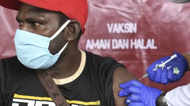 Kegiatan vaksinasi dosis pertama di Agats, Asmat, Papua, pada Kamis, 1 Juli 2021 (Foto:ANTARA)