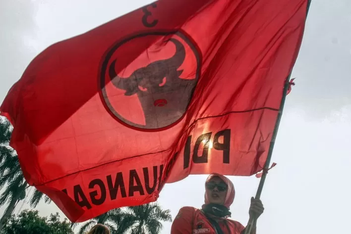 Madam Bansos, Mungkinkah PDIP Dibubarkan?