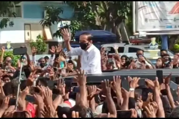 Tepatkah Membandingkan Kerumunan Jokowi dengan HRS?