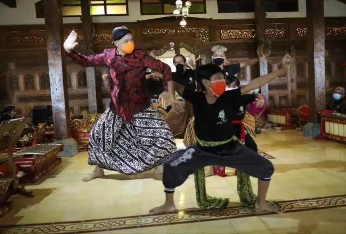 Tarian Ganjar ‘Tiru’ Soekarno?