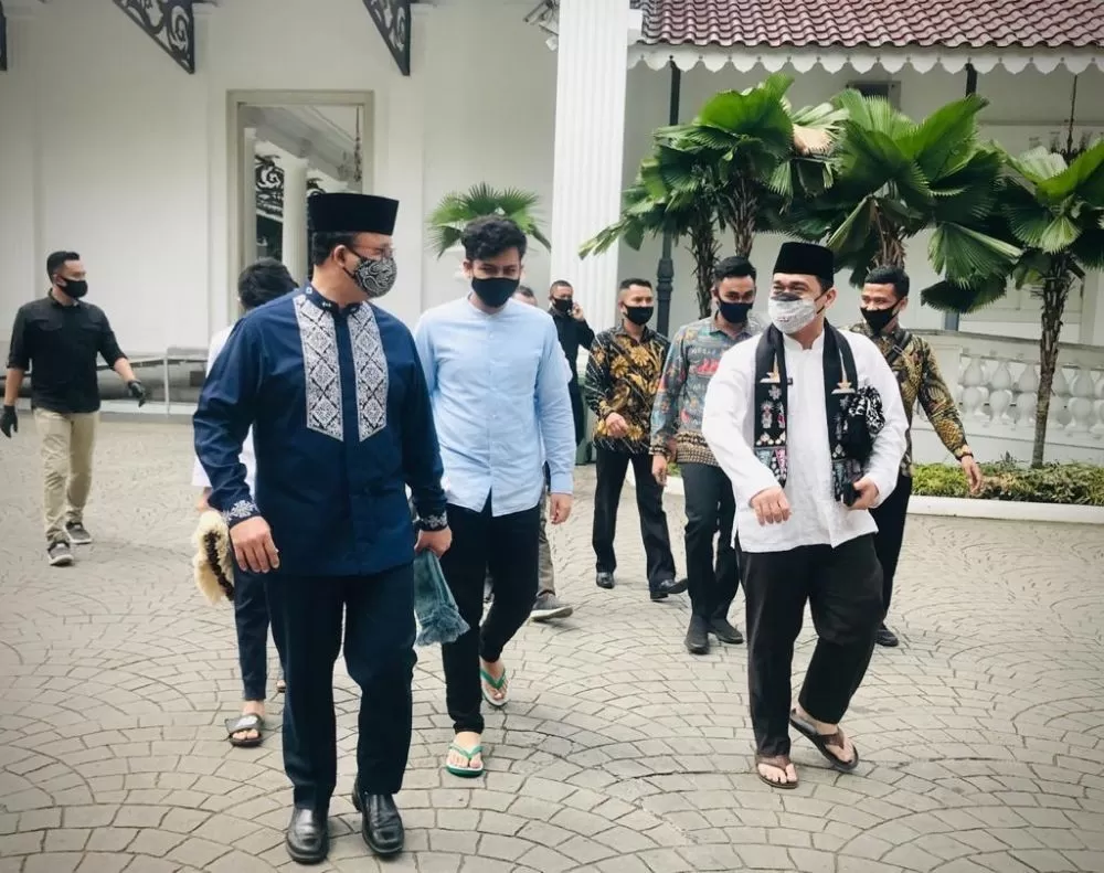 Anies & Ariza Memang Beda