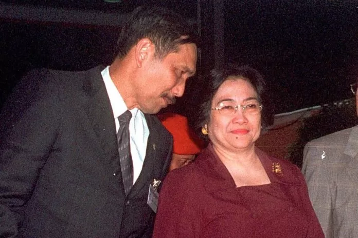 Perang Rangkap Luhut vs Mega