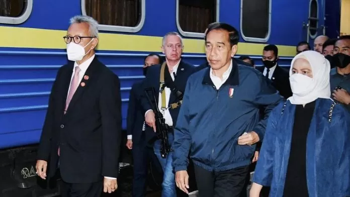 jokowi didampingi iriana naik kereta menuju kyiv ukraina 4 169