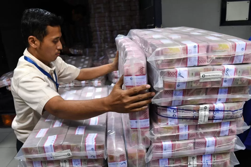 petugas menata tumpukan uang di cash pooling bank mandiri, jakarta, kamis (28/11/2019).