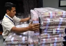 Pinjam Dulu Seratus! Ini Sejarah Uang Rp100 Ribu petugas menata tumpukan uang di cash pooling bank mandiri, jakarta, kamis (28/11/2019).