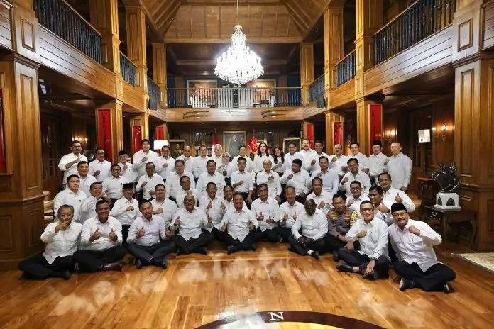 Prabowo dan para peserta Hambalang Retreat (Foto: Instagram @ditoariotedjo) 463756565 18463171912021000 7205709626166996296 n