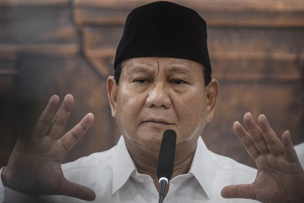 presiden terpilih prabowo subianto menyampaikan keterangan pers usai mengikuti rapat pleno terbuka penetapan pasangan calon presiden dan wakil presiden terpilih pemilu 2024 di gedung komisi pemilihan umum (kpu), jakarta, rabu (24/4/2024).