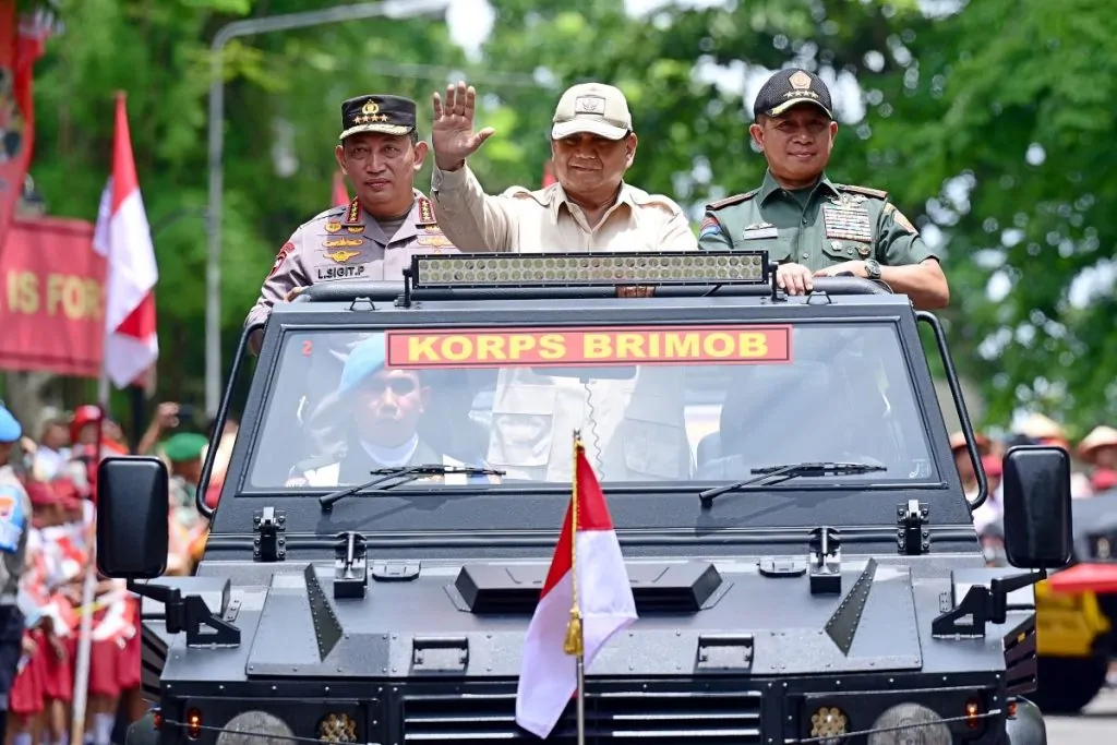 presiden prabowo bersama dengan kapolri dan panglima tni d4xa large