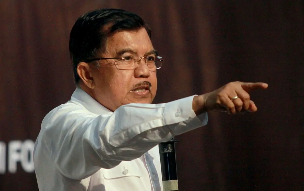 cawapres nomor urut 2 jusuf kalla menjelaskan visi misinya saat menjadi pembicara pada diskusi terbuka bertajuk membedah visi misi, program utama dalam rangka mensejahterakan rakyat dalam waktu singkat pasangan capres cawapres jokowi jk di bogor, jabar, s