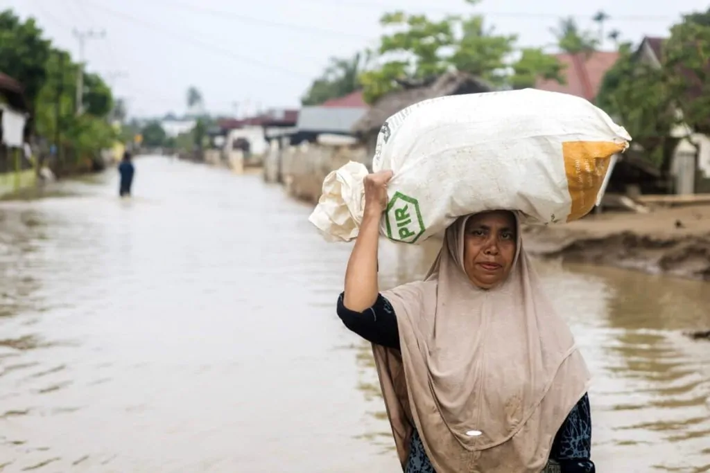 9. warga melewati banjir di meurah dua pidie jaya 1200x800