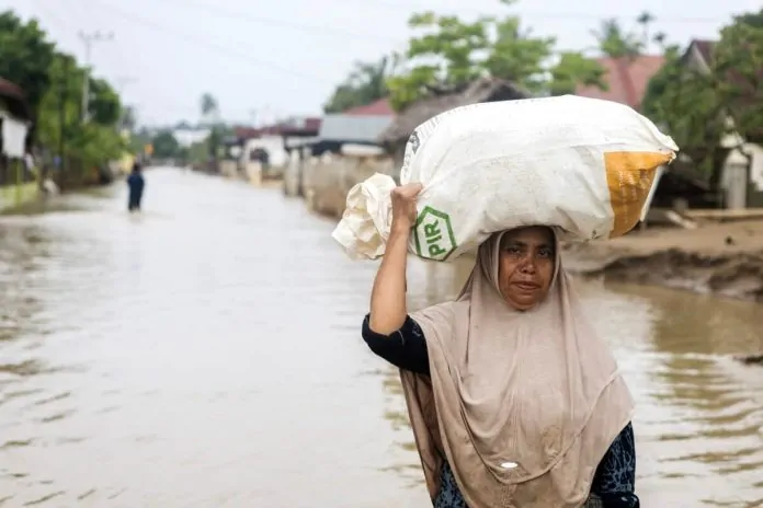 9. warga melewati banjir di meurah dua pidie jaya 1200x800