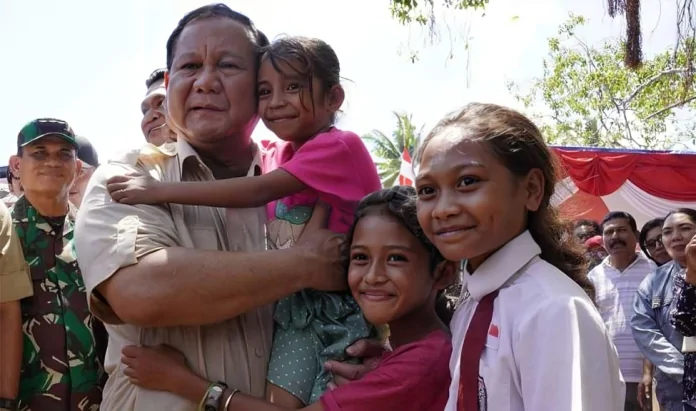 menteri pertahanan menhan prabowo subianto menggendong anak kecil usai 231101145502 831 (1)